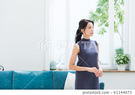 Young woman in the living room 61144073