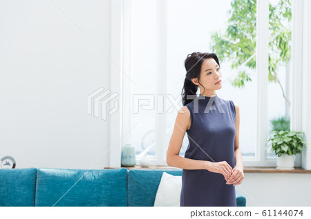 在客廳裡的年輕女子 61144074