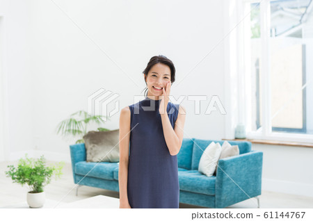 Young woman in the living room 61144767