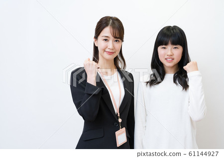 Cram school teacher and student image (guts pose, white background, female, elementary and junior high school students) 61144927
