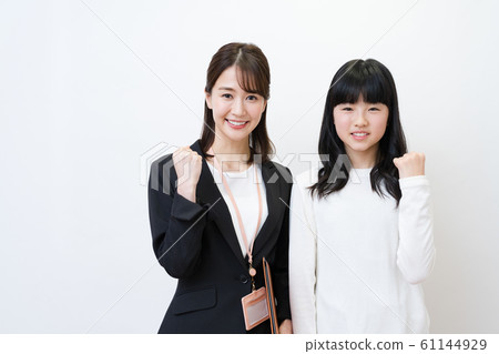 Cram school teacher and student image (guts pose, white background, female, elementary and junior high school students) 61144929