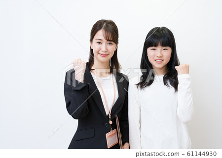 補習班的老師和學生形象(膽量姿勢,白色背景,女性,小學和初中學生) 補習班的老師和學生形象(膽量姿勢,白色背景,女性,小學和初中學生) 61144930