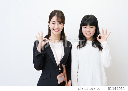 補習學校的老師和學生形象（好的姿勢，白色背景，女性，小學和初中學生） 61144931