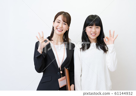 補習學校的老師和學生形象(好的姿勢,白色背景,女性,小學和初中學生) 補習學校的老師和學生形象(好的姿勢,白色背景,女性,小學和初中學生) 61144932