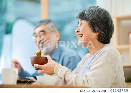 年長夫婦一對 年長夫婦一對 61148789