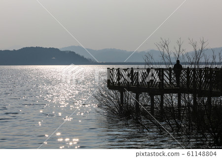 冬季城市中的湖 61148804