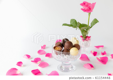 Present: Praline chocolate Valentine's Day & White Day 61154448