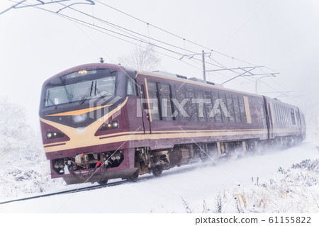 在暴風雪中行駛的Minori車輛 在暴風雪中行駛的Minori車輛 61155822