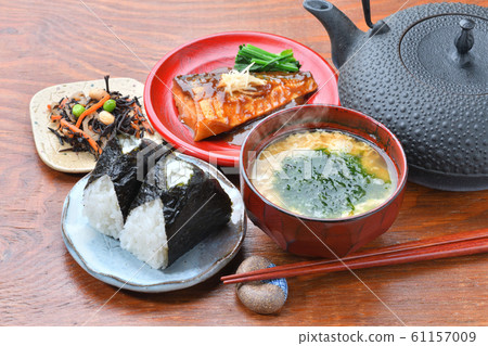 Note) The steam of the juice is a retouching synthesis. Japanese food. Miso boiled mackerel, oyster ball juice (blue), boiled hijiki, rice balls. Note) The steam of the juice is a retouching synthesis. Japanese food. Miso boiled mackerel, oyster ball juice (blue), boiled hijiki, rice balls. 61157009