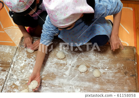 pounding mochi  61158058