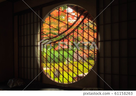 秋天的葉子，構圖和輪廓從京都和寺廟窗戶看到的秋天 61158263
