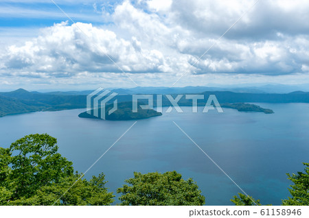 [Lake Towada, Aomori Prefecture] Lake Towada in early summer as seen from Mt.Ohanabe 61158946