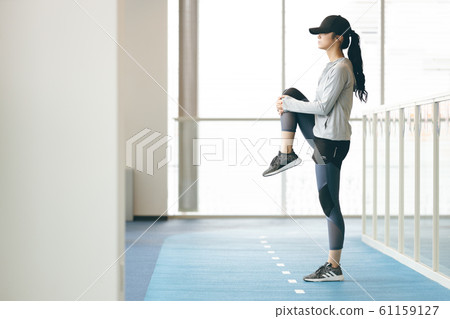 Gym fitness woman 61159127