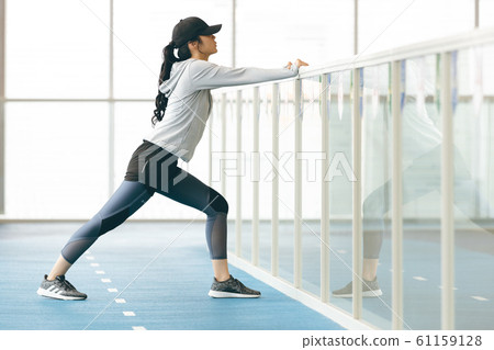 Gym fitness woman 61159128