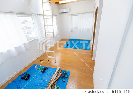 Renovation of children's room Installation of baseboard 61161146