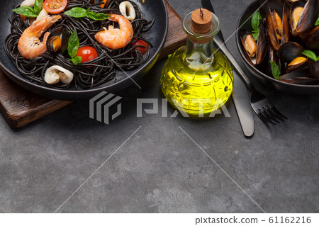 Black seafood spaghetti pasta 61162216