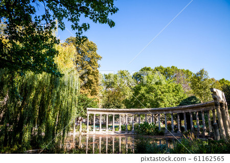 Corinthian colonnade in Parc Monceau, Paris, 61162565