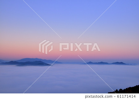 雲彩海在Kameoka盆地的 雲彩海在Kameoka盆地的 61171414