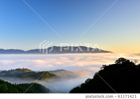 雲彩海在Kameoka盆地的 61171421