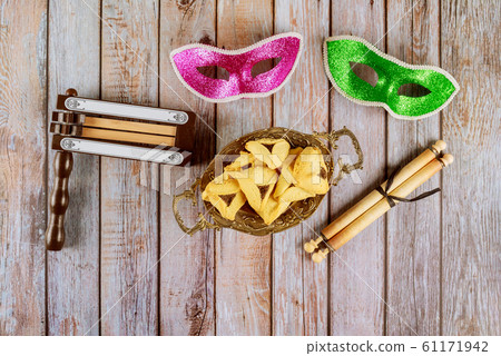 Carnival with mask and noisemaker Hamantaschen Carnival with mask and noisemaker Hamantaschen 61171942