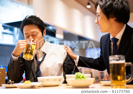 Businessman izakaya get drunk drunk beer 61173780
