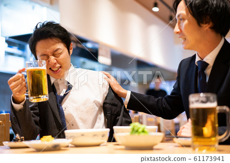 Businessman izakaya get drunk drunk beer 61173941