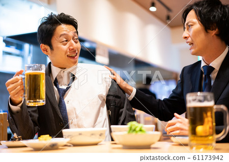 Businessman izakaya get drunk drunk beer 61173942