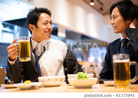 商人居酒屋喝醉了醉啤酒 商人居酒屋喝醉了醉啤酒 61173943