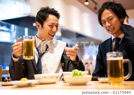 商人居酒屋喝醉了醉啤酒 61173944
