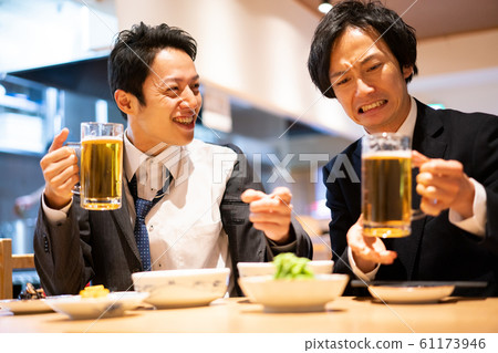 Businessman izakaya get drunk drunk beer 61173946