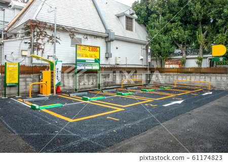 Small parking lot 61174823