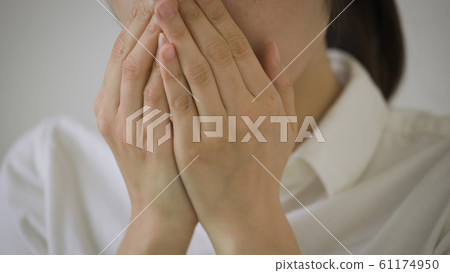 一名年輕女子咳嗽 61174950