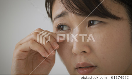 眼睛揉著一位小姐 61174952