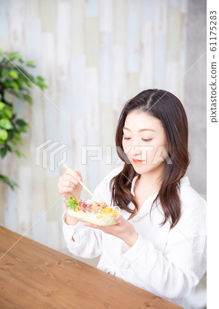 Woman eating salad Woman eating salad 61175283