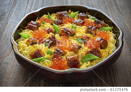 chirashi sushi  61175476