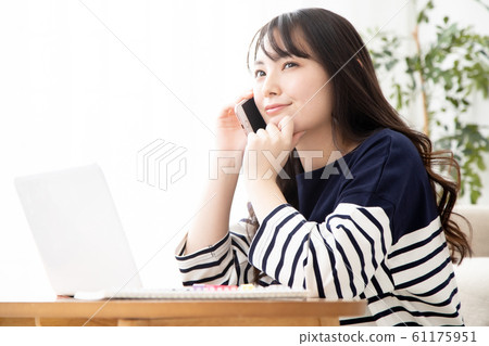 工作方式改革年輕女子做遠程辦公年輕女子為考試而學習 工作方式改革年輕女子做遠程辦公年輕女子為考試而學習 61175951