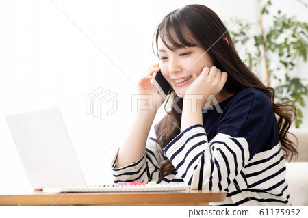 工作方式改革年輕女子做遠程辦公年輕女子為考試而學習 工作方式改革年輕女子做遠程辦公年輕女子為考試而學習 61175952