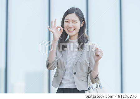 女商人給出 OK 的手勢 61176776