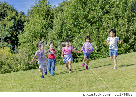 孩子們在公園跑步 孩子們在公園跑步 61176992