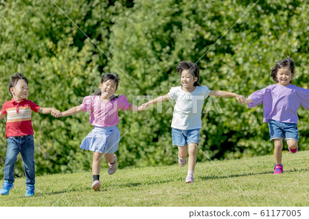 孩子們在公園跑步 61177005