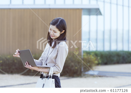 接觸筆記本個人計算機的女商人 接觸筆記本個人計算機的女商人 61177126