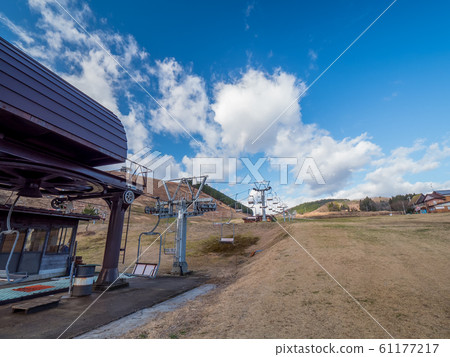 A ski resort with warm winter and no snow 61177217