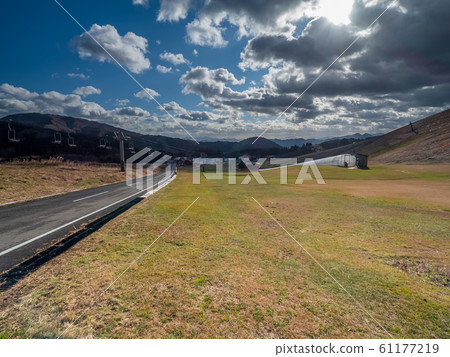 A ski resort with warm winter and no snow 61177219