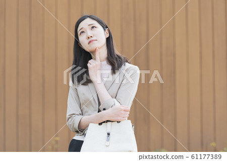 worried business woman 61177389