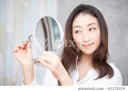 A woman to make up A woman to make up 61178324