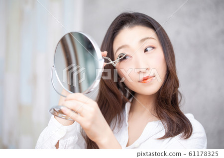 A woman to make up 61178325