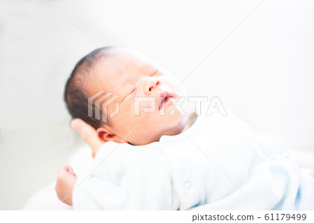 剛出生的男嬰,媽媽睡覺 剛出生的男嬰,媽媽睡覺 61179499