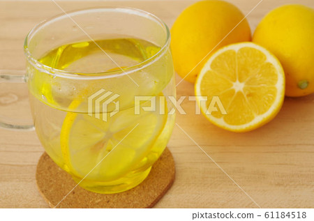 Hot lemonade 61184518