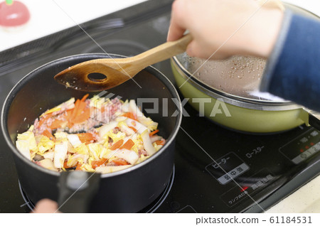 家庭烹飪場景（POV） 61184531