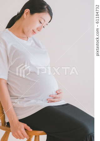signs, pregnant, pregnant woman 61184732